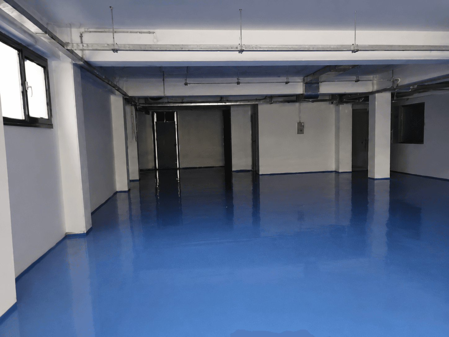 Ruime werkvloer met blauwe coatingafwerking