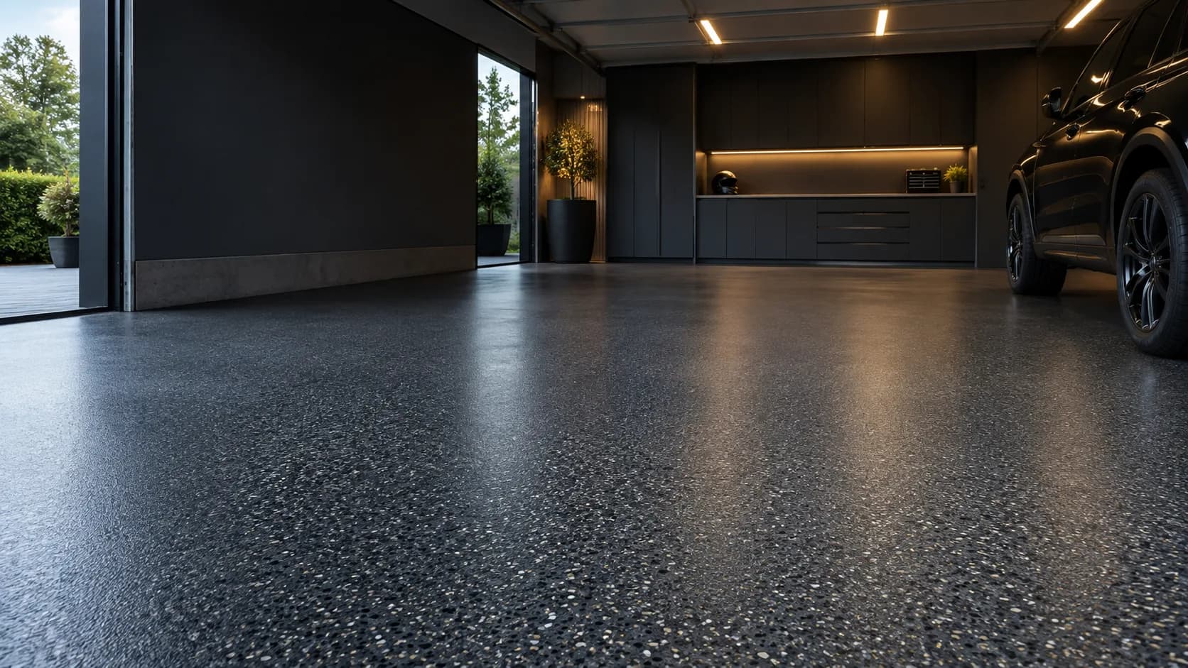 Moderne garage met donkere decoratieve vloercoating